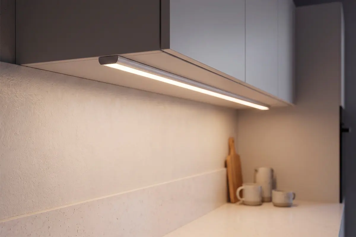 Накладная подсветка кухни — алюминиевый профиль с LED-лентой под дном навесного шкафа