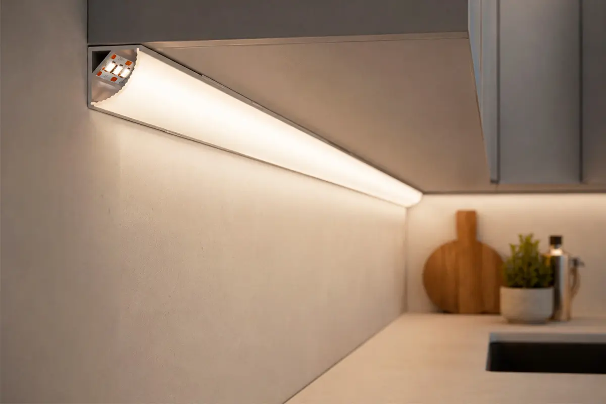 Угловая подсветка кухни — треугольный LED-профиль между шкафом и фартуком, свет на столешницу и фартук