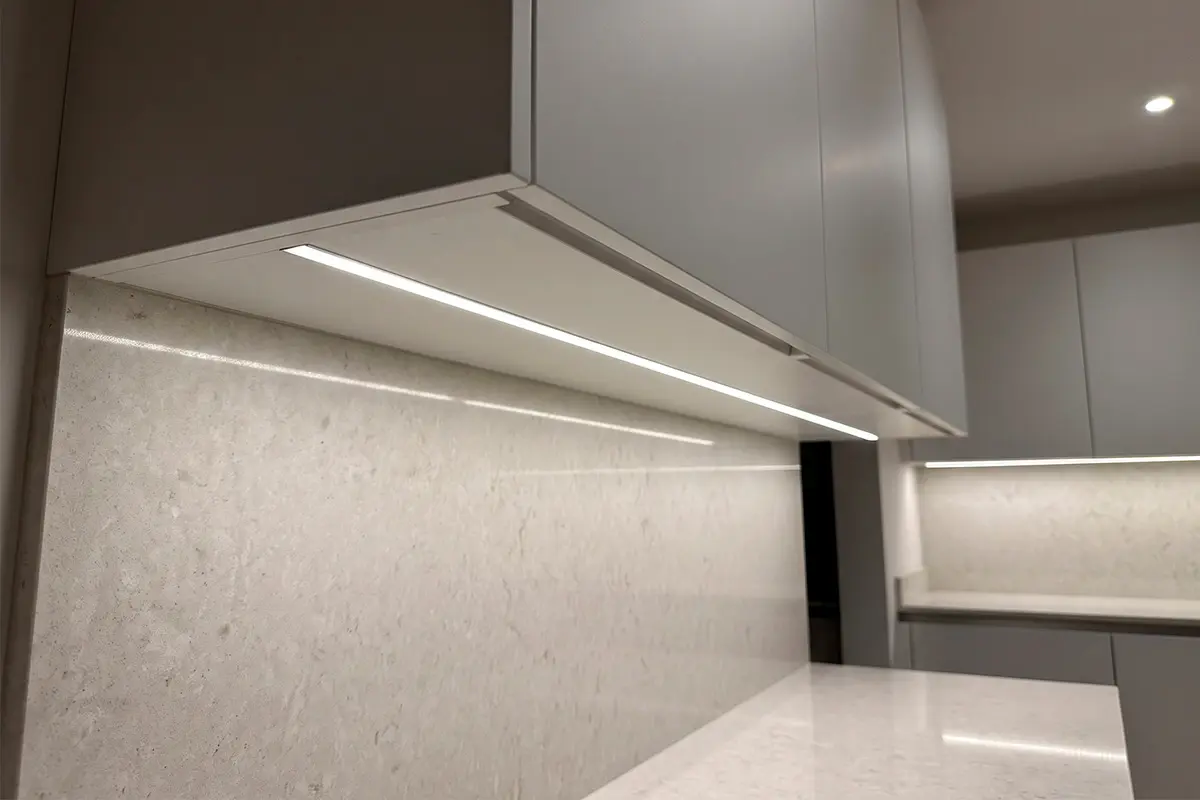 Врезная подсветка кухни — LED-профиль, утопленный заподлицо в дно шкафа, видна только линия света